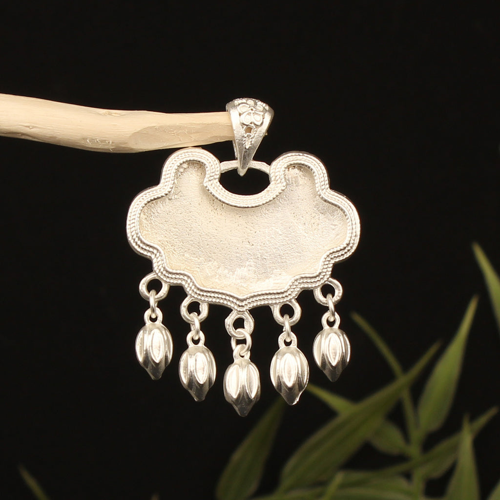 Pendentif papillon incrusté avec une cloche