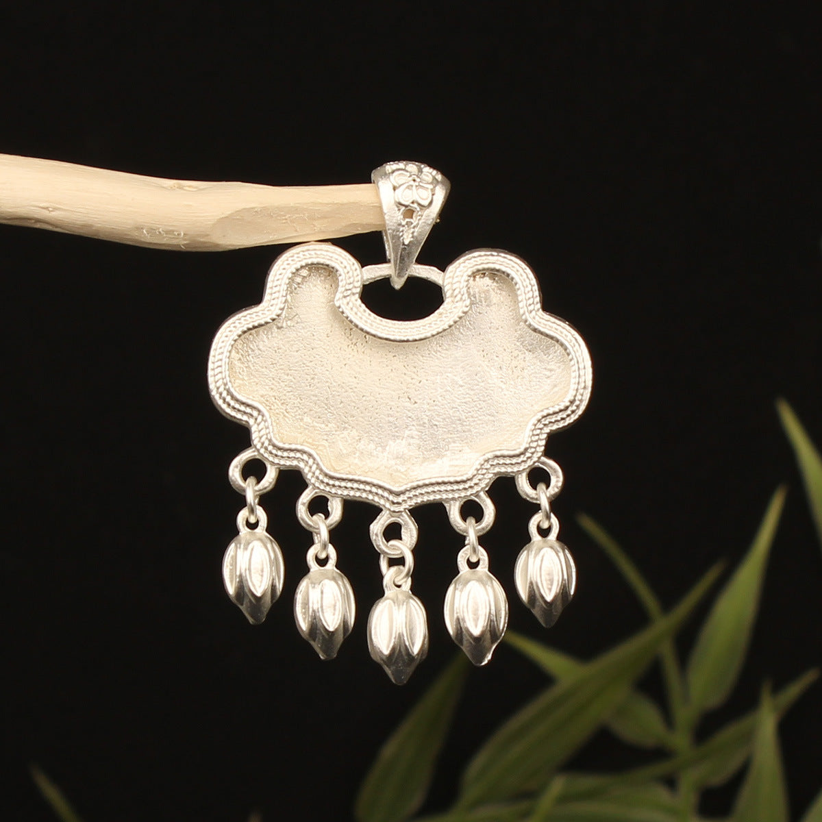 Pendentif papillon incrusté avec une cloche
