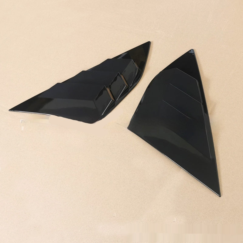 Décoration de fenêtre triangulaire derrière les stores