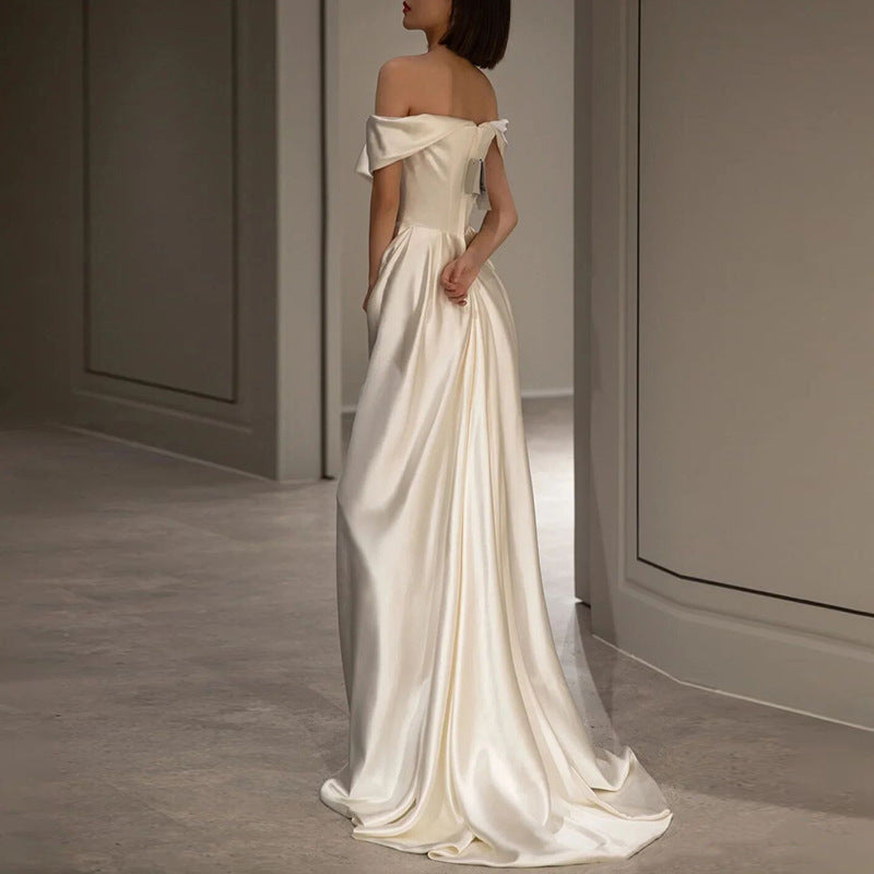 Robe de mariée à l'épaule blanche