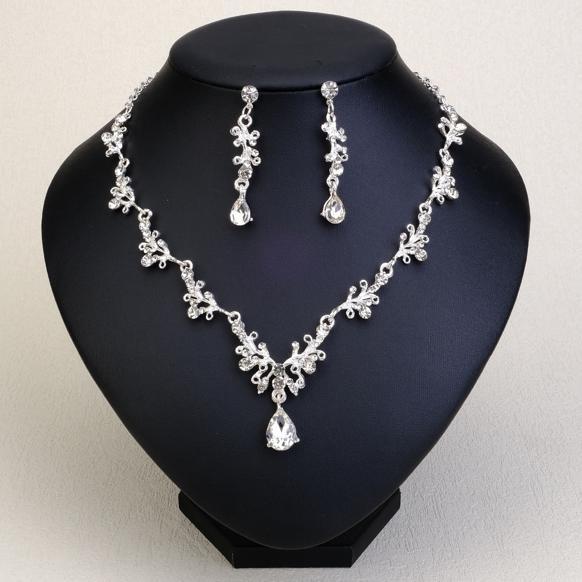Boucles d'oreilles et colliers en Strass Pearl