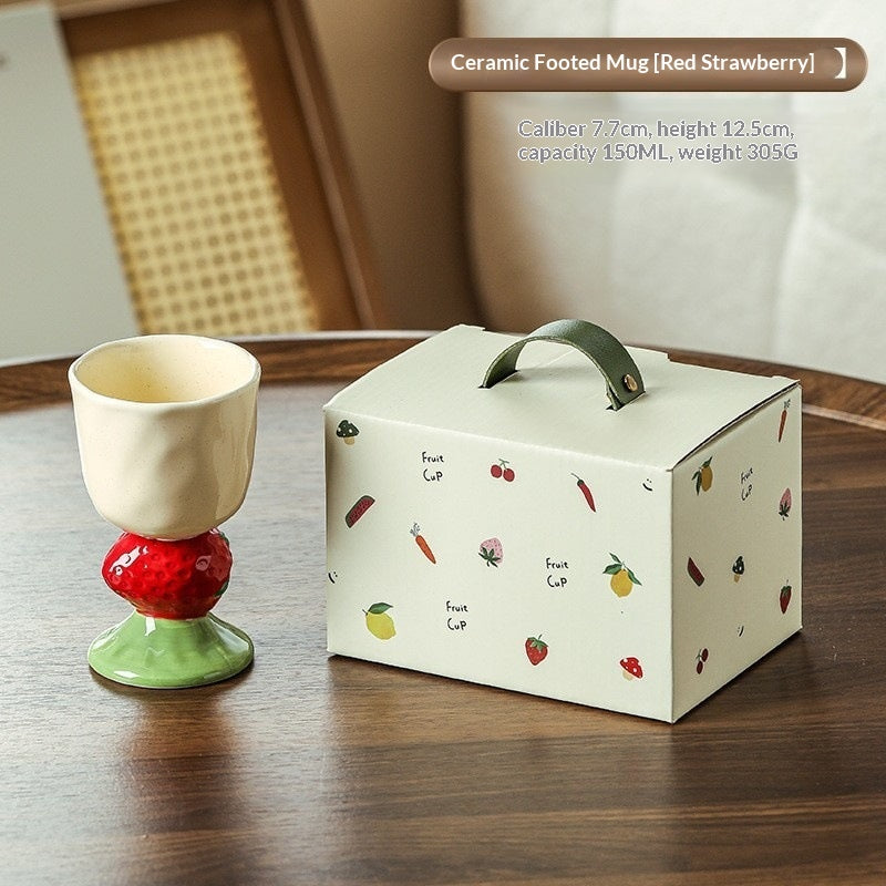 Gobelet de céramique à la crème glacée aromatisée aux fruits