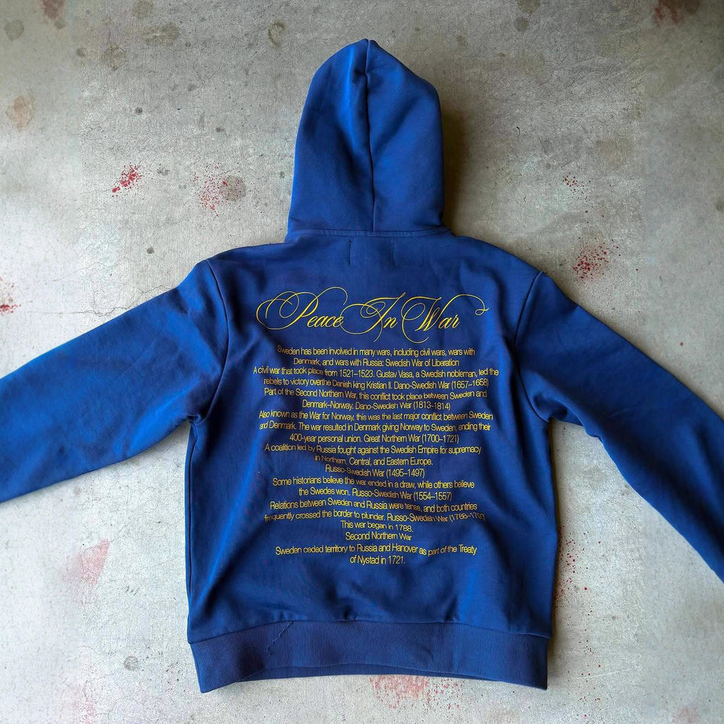 Chenille à capuche bleue en plis