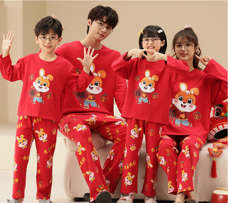 Une famille de trois ou quatre ensemble de pyjamas de coton à manches longues