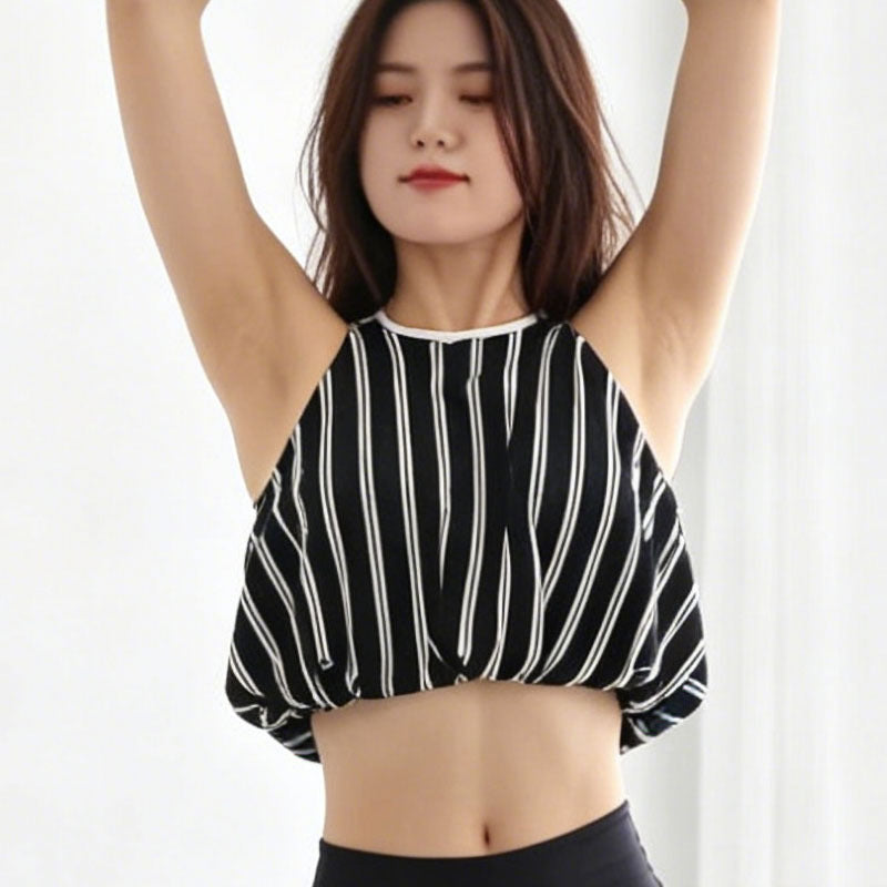 Élégante femme dessus de yoga avec noir et blanc rayures de couleur blocage