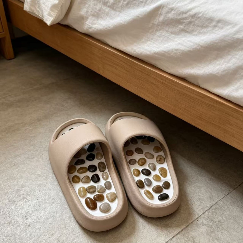 Pantoufles de massage aux galets avec un design qui augmente la hauteur pour usage domestique