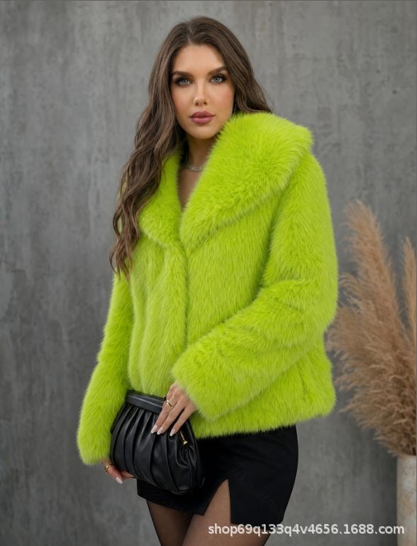 Manteau court fashionable pour femmes avec un grand lapel