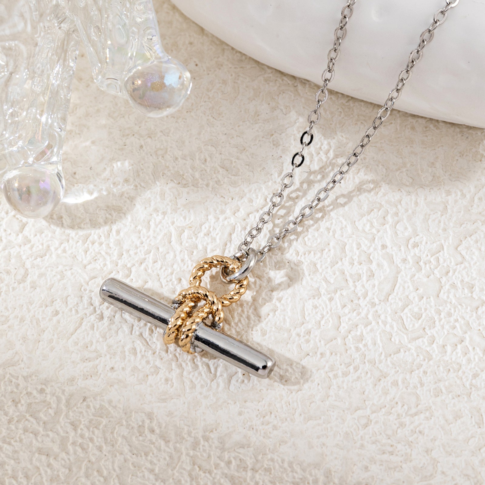 Collier en forme de T avec fermoir