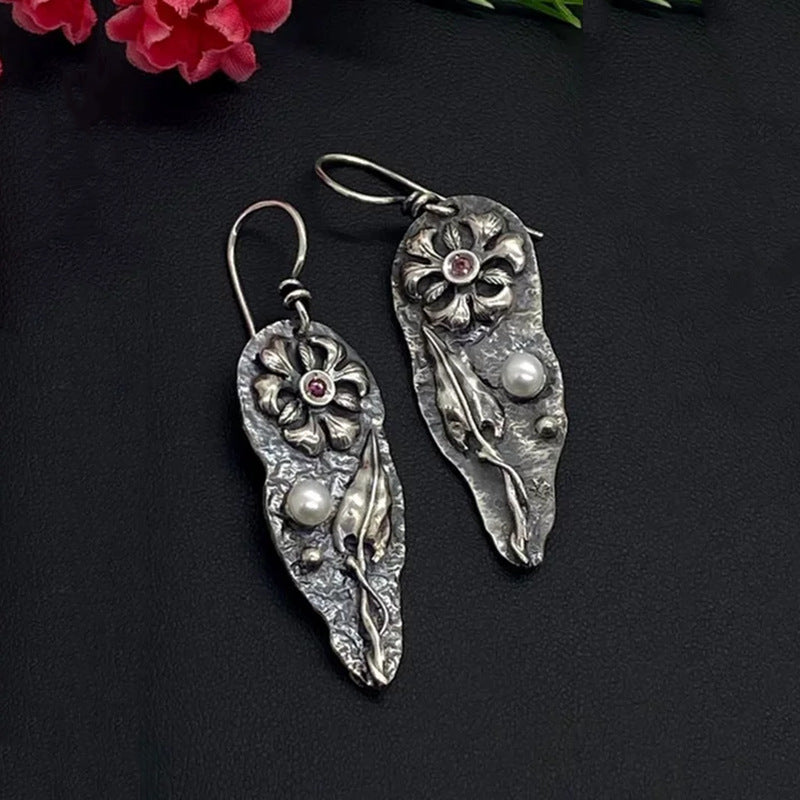 Boucles d'oreilles sculptées et incrustées de diamants