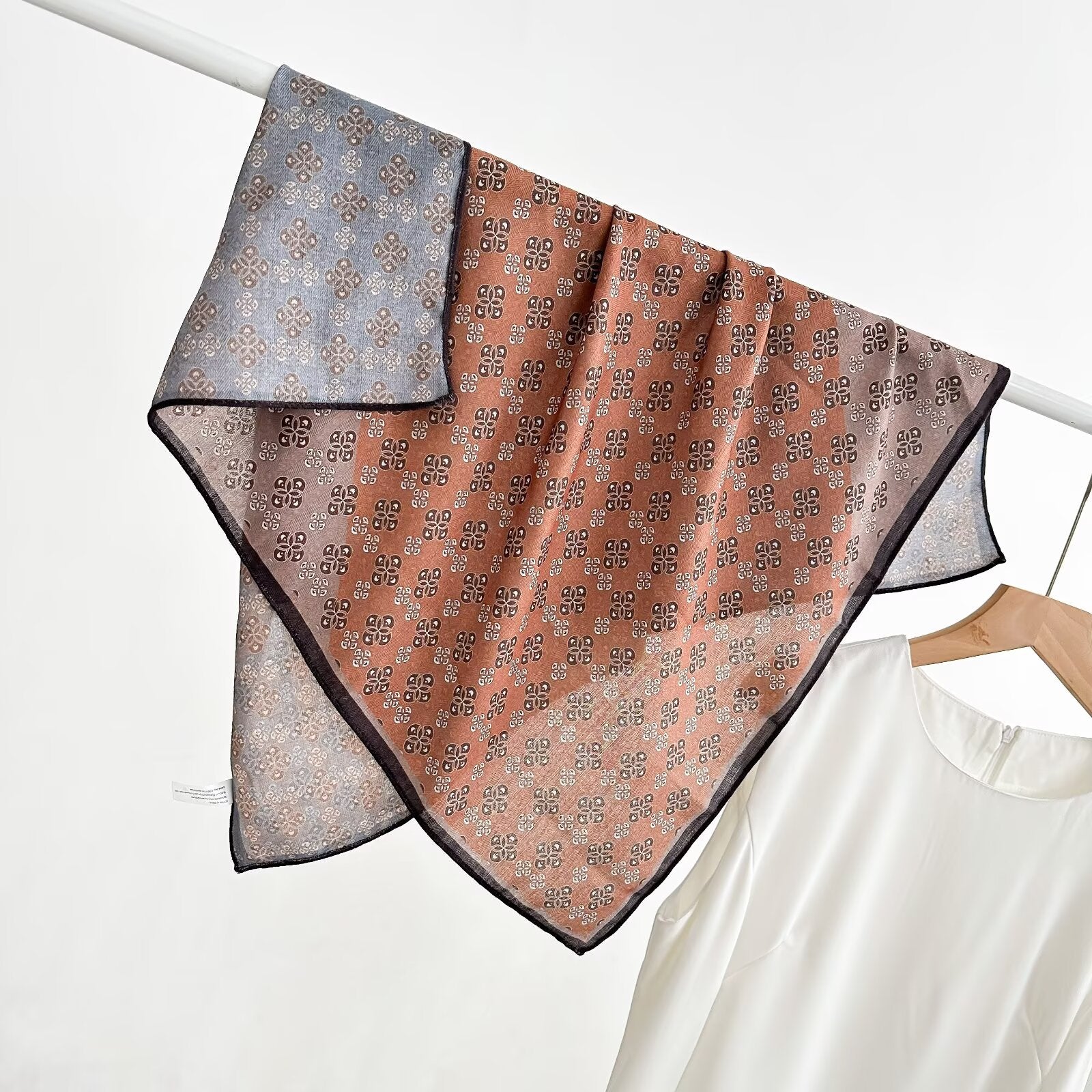 Vieille écharpe de cou pour femmes printemps et automne
