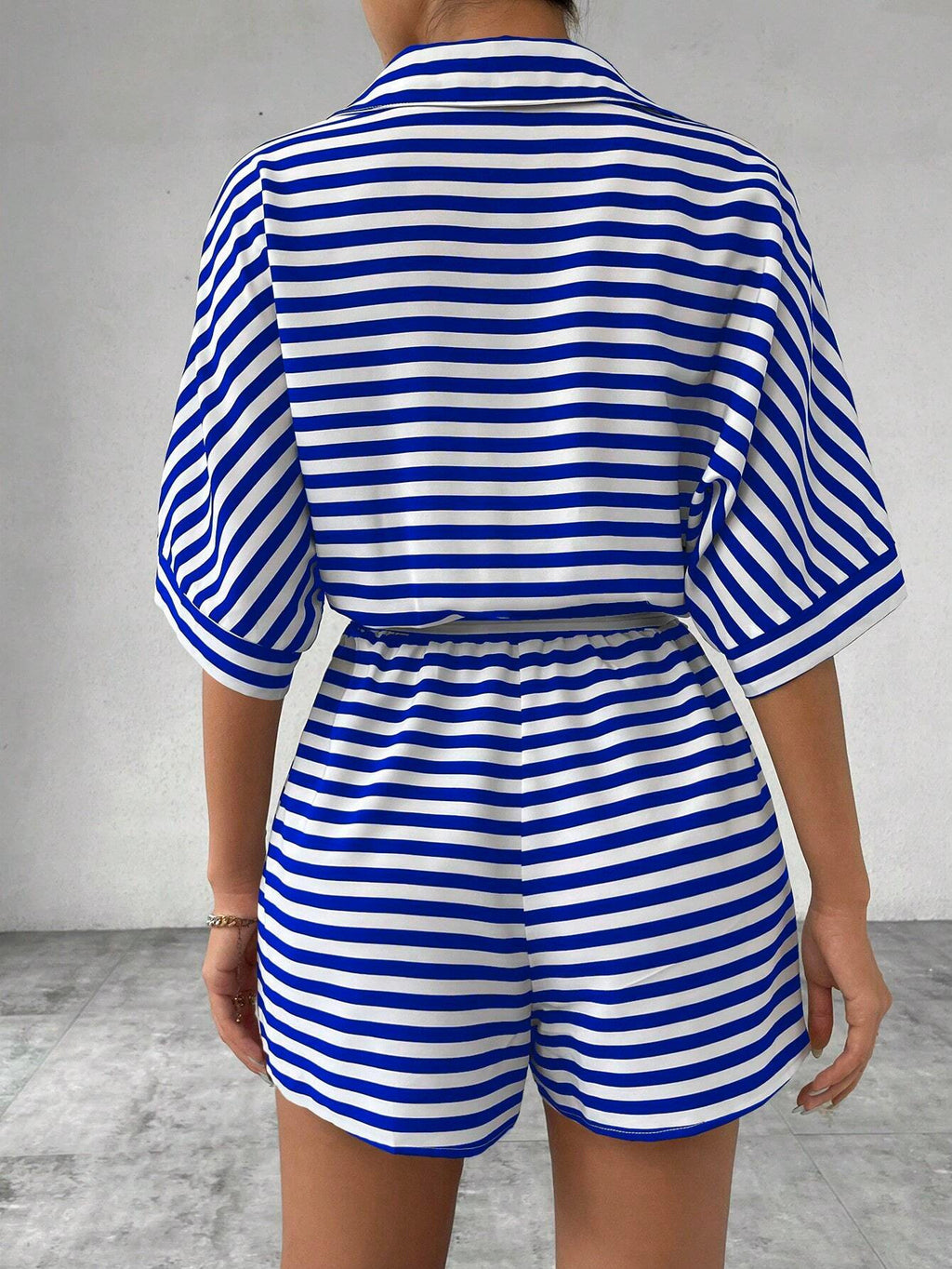 Maillot de saut rayé d'été doté d'un style de cardigan front-bouton de collier de lapel