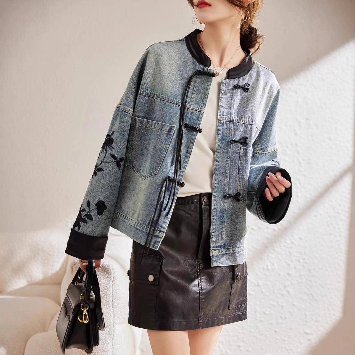 Veste denim de style chinois pour les femmes Printemps et Automne porter