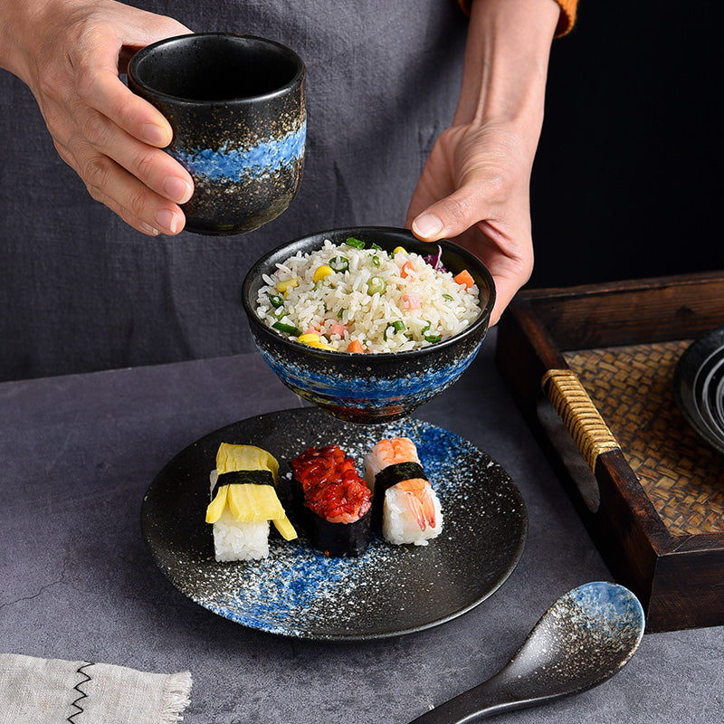 La table en céramique de l'hôtel de style japonais avec des paramètres rétro