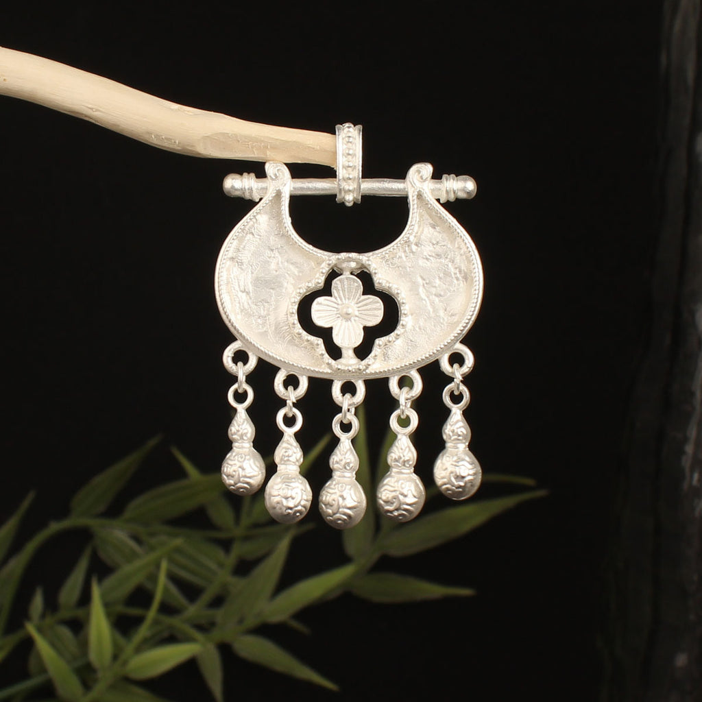 Pendentif papillon incrusté avec une cloche