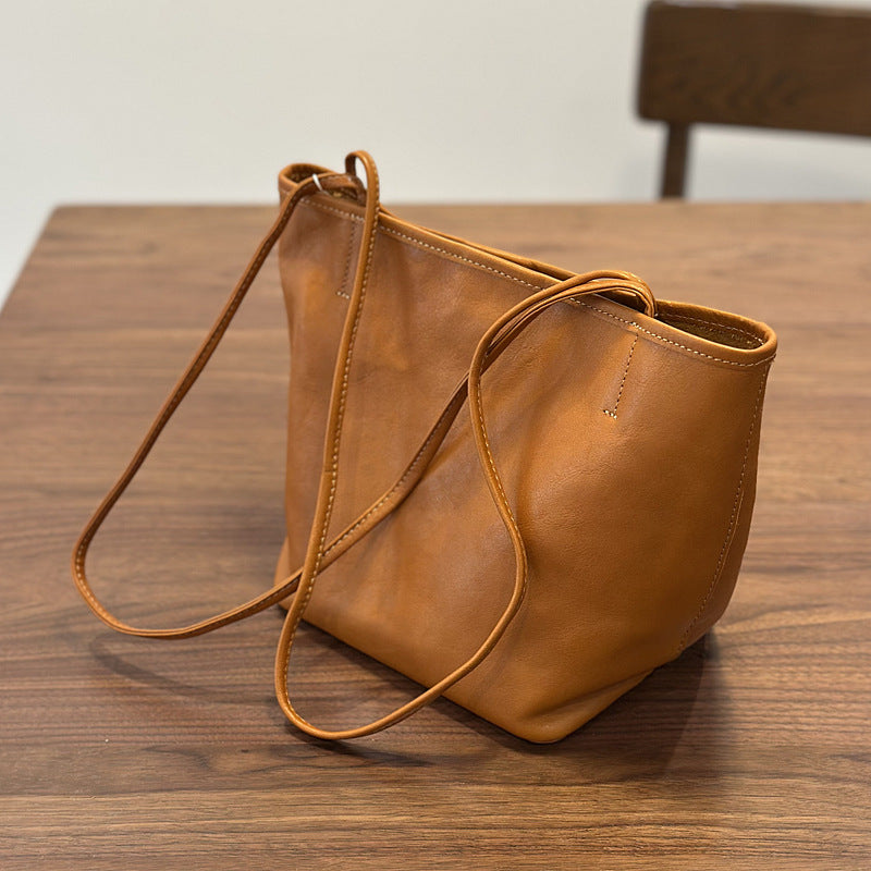 Vieux sac en cuir avec une poche amovible