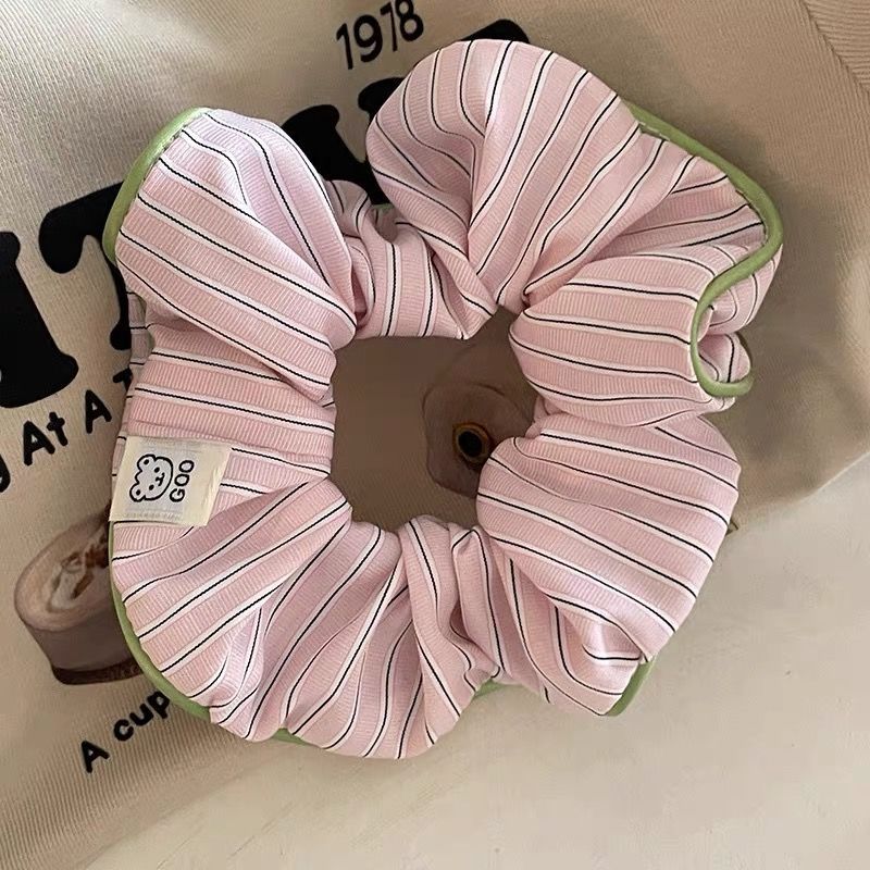 Accessoire à cheveux à rayures contrastées couleur crème avec un doux petit ours Designa Chic Scrunc