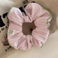 Accessoire à cheveux à rayures contrastées couleur crème avec un doux petit ours Designa Chic Scrunc