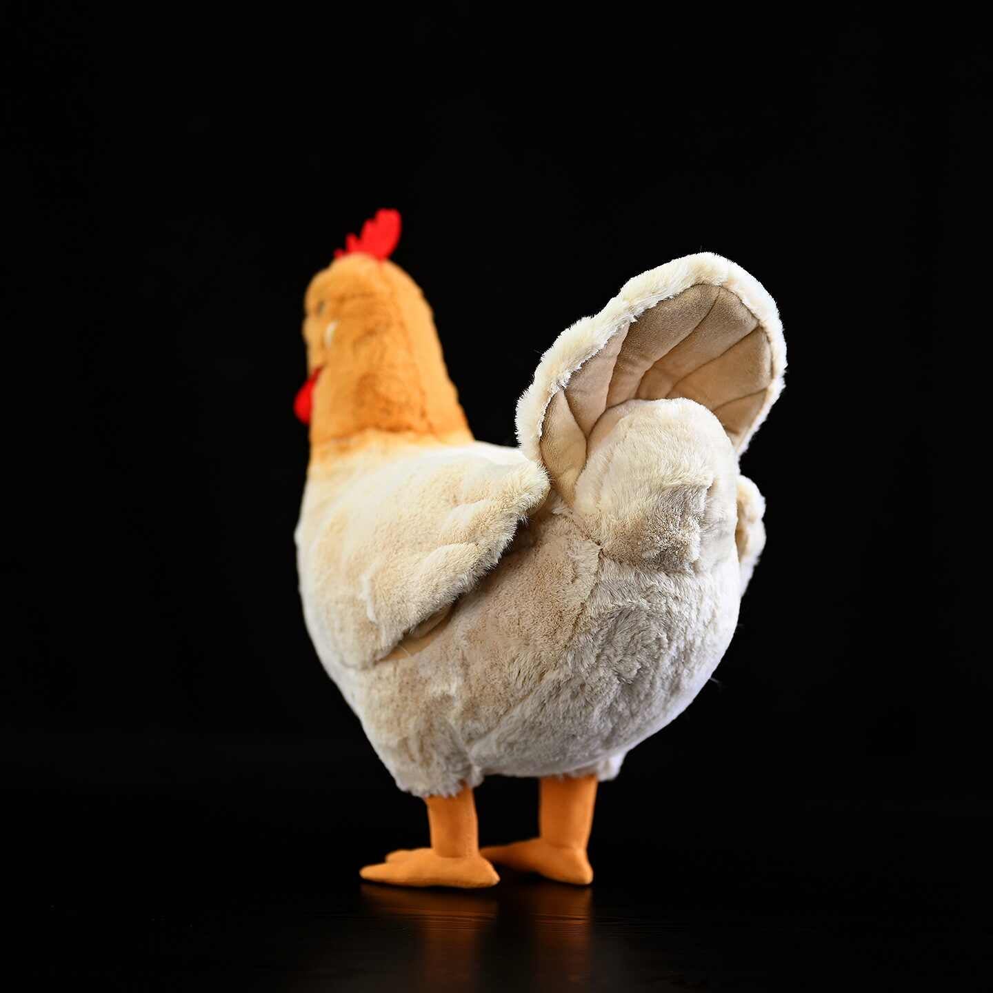 La poupée en peluche de Hen est mignonne