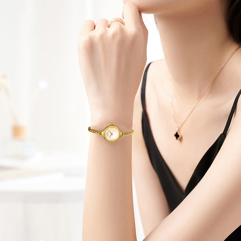 Une petite et raffinée montre à quartz pour les femmes
