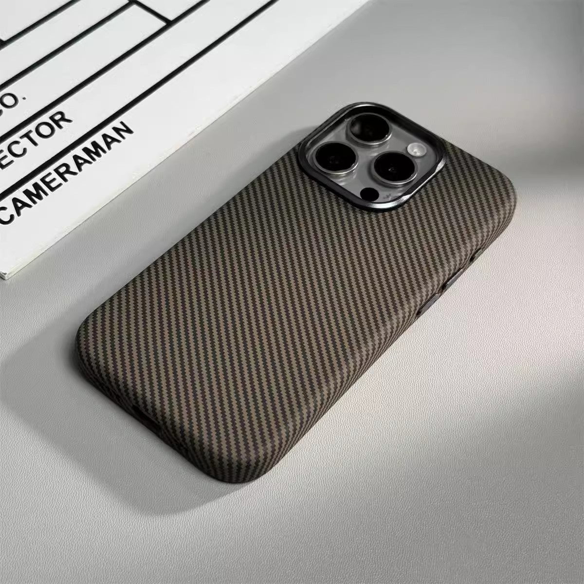 Applicable fibre de carbone grain magnétique absorbant en cuir boîtier de téléphone léger Twill protection