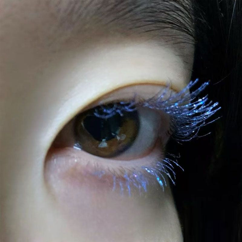 Les larmes vers le bas juste une Mascara bleue