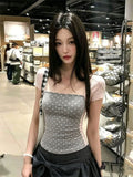 T-shirt à manches courtes à col carré à deux manches pour femmes
