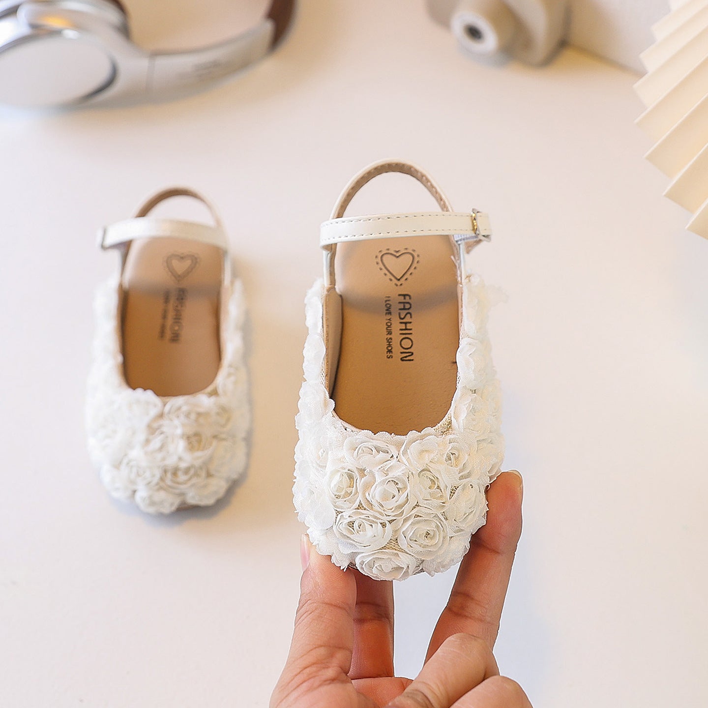 Sandales à talons plats à moitié fermées pour enfants