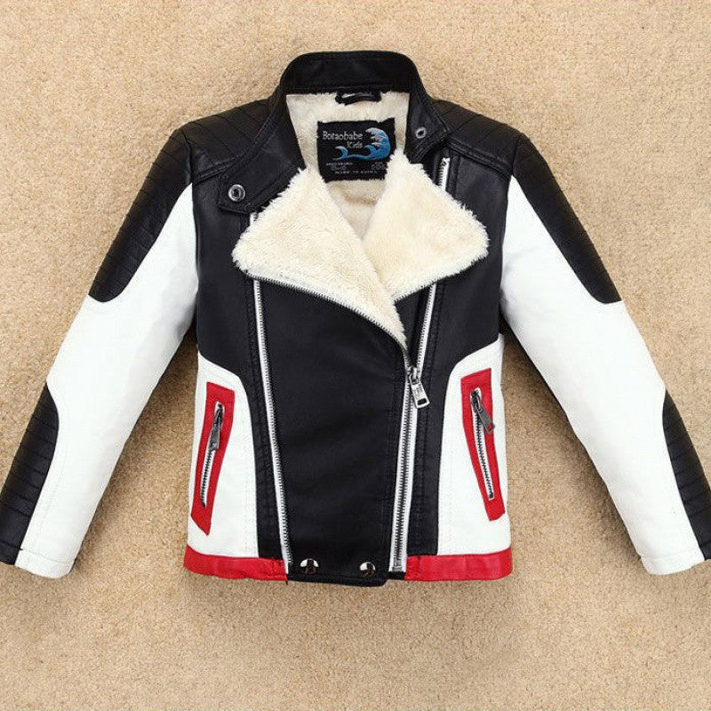 La veste en cuir épais de garçon est belle