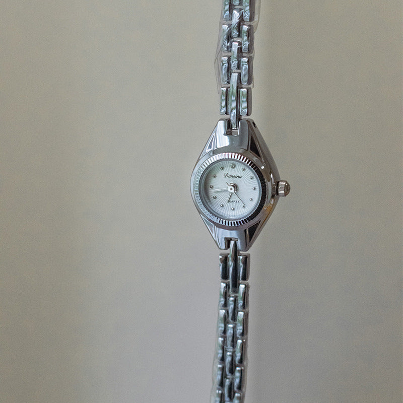 Femmes Rétro Cheval Casual Eye Bandes de cuivre Montre mi-antique