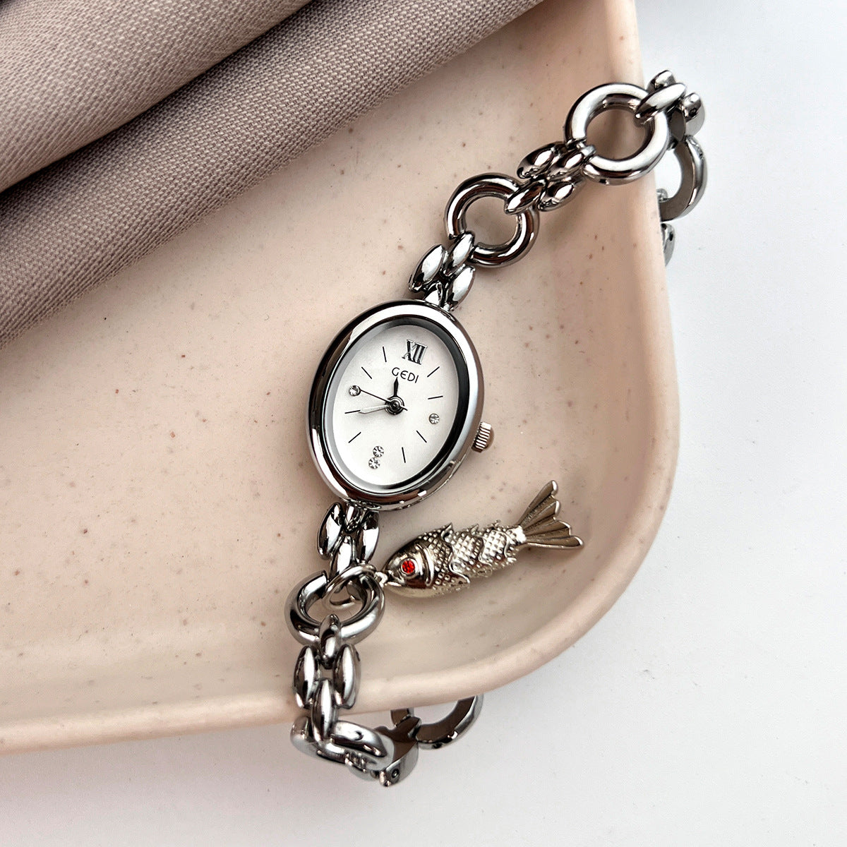 Niche Légère montre de luxe ovale pour dames