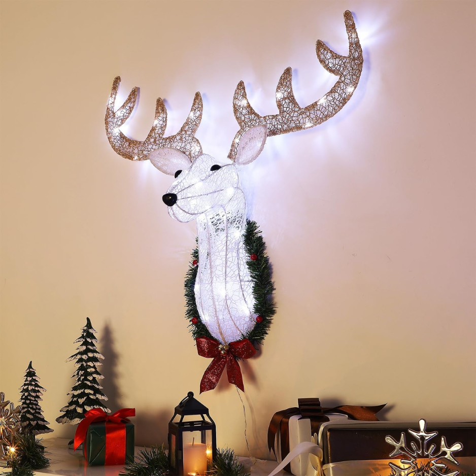 Tête de renne au mur de Noël éclairé