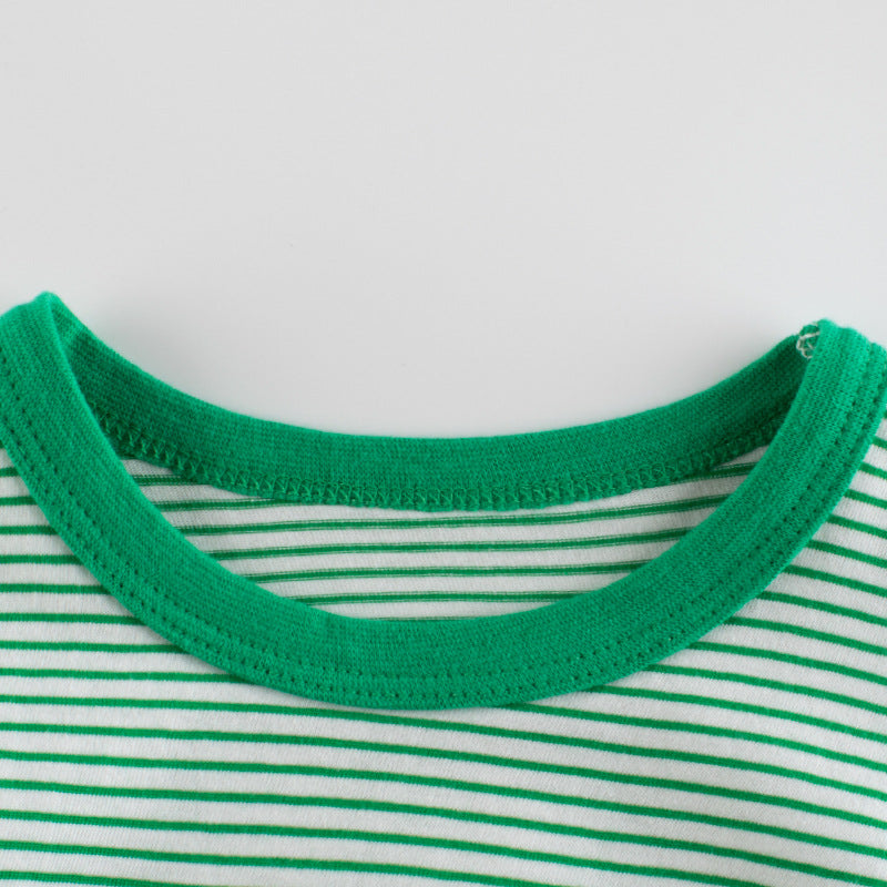 Vêtements de bébé rayés