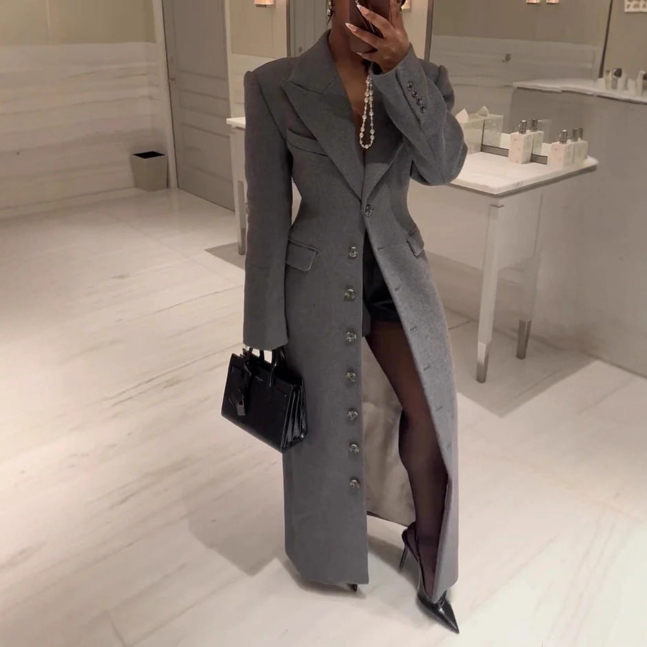 Manteau long stylisé gris uniforme