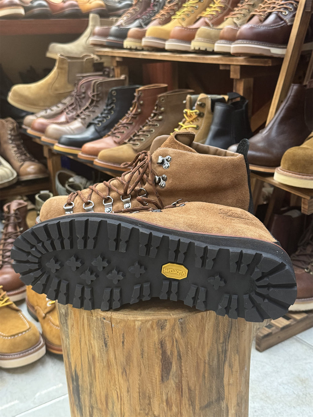 Bottes de travail imperméables de randonnée et de trekking à la main