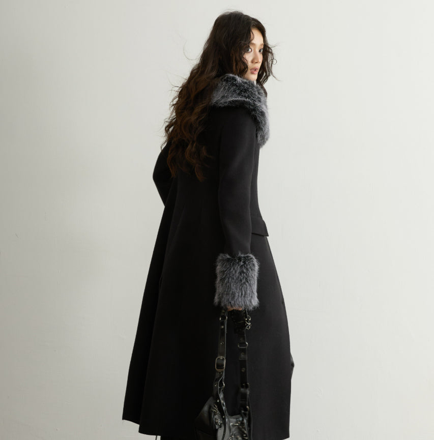 Manteau de laine avec un collier en fer forgé et long silhouette