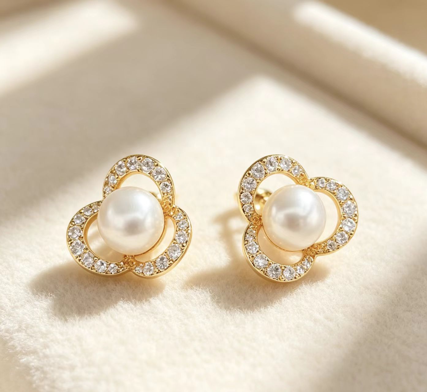 Boucles d'oreilles féminines en perles de Champagne incrustées de diamants à quatre feuilles