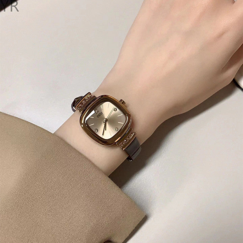 Montre femme de style rétro avec un design minimaliste Petite Square