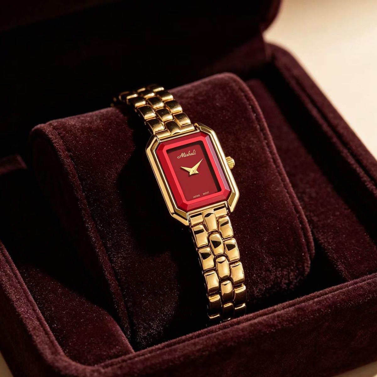 Montre carrée cnspirée avec une bande en acier