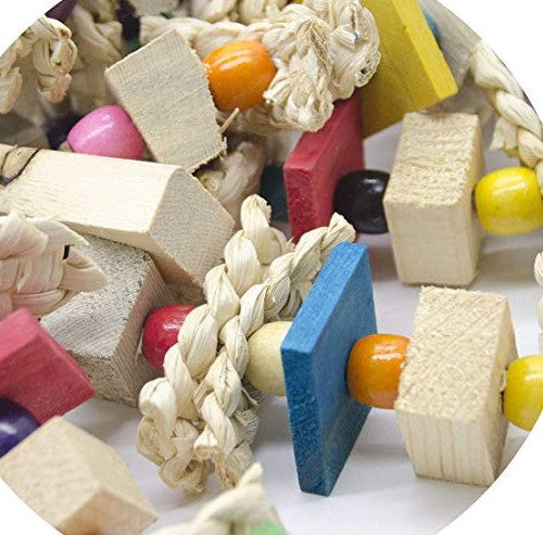 Perroquets Gnaw sur des jouets en maïs et bois