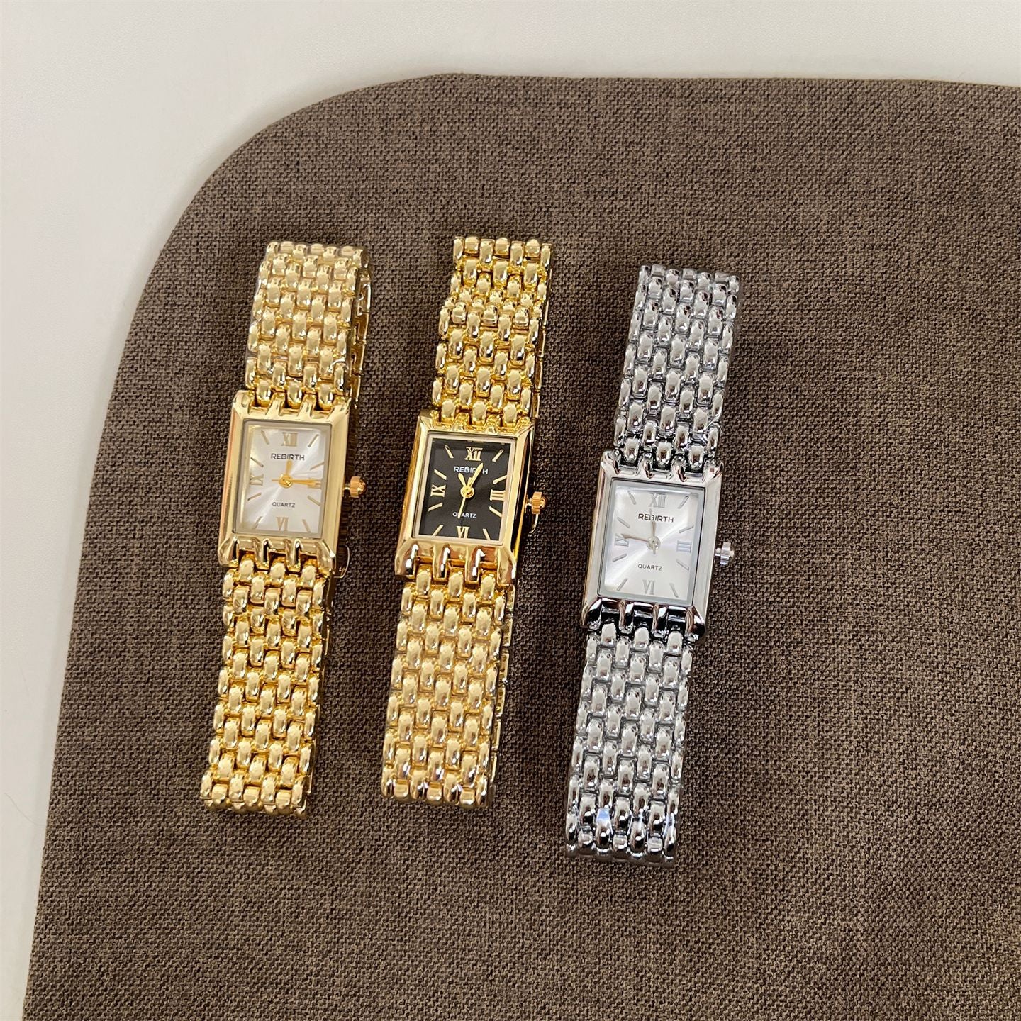 Montre rectangulaire Golden Quartz avec une bande d'acier pour les femmes