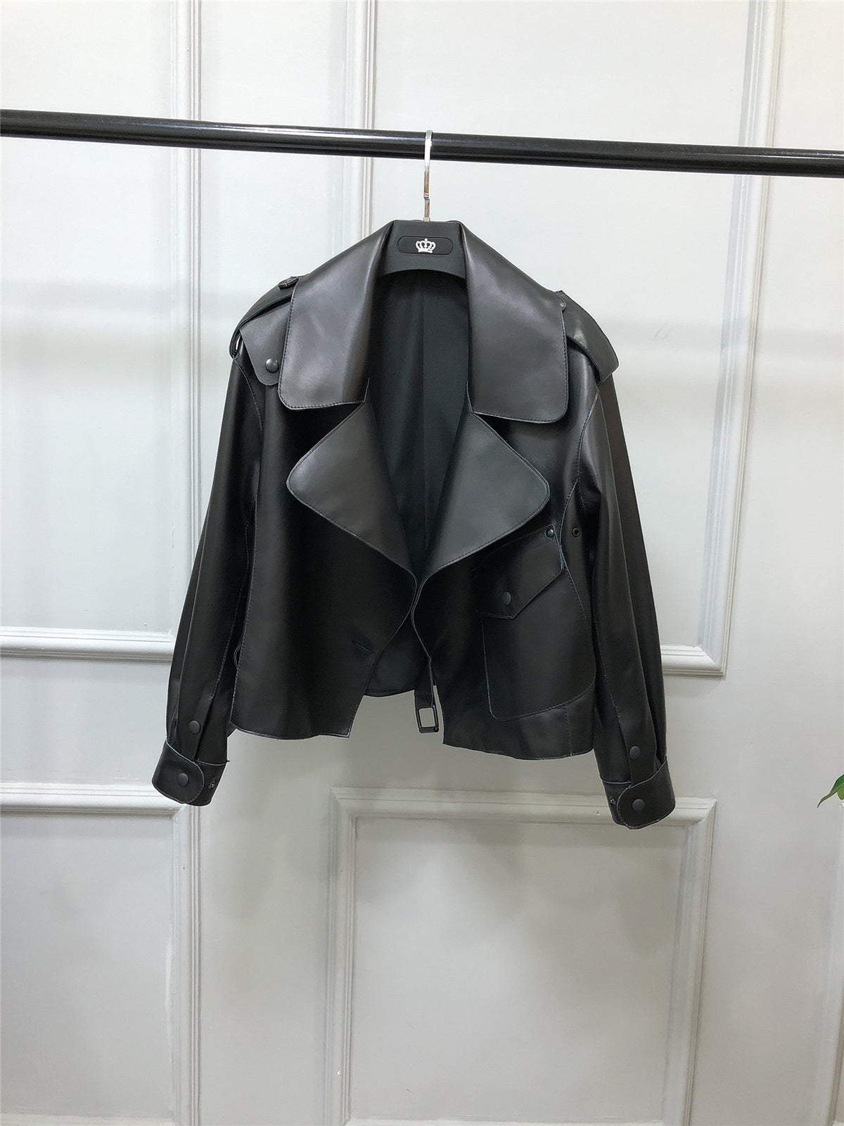 Veste courte en cuir pour femmes
