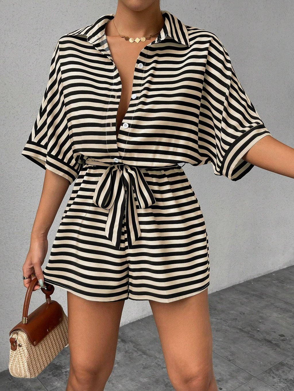 Maillot de saut rayé d'été doté d'un style de cardigan front-bouton de collier de lapel