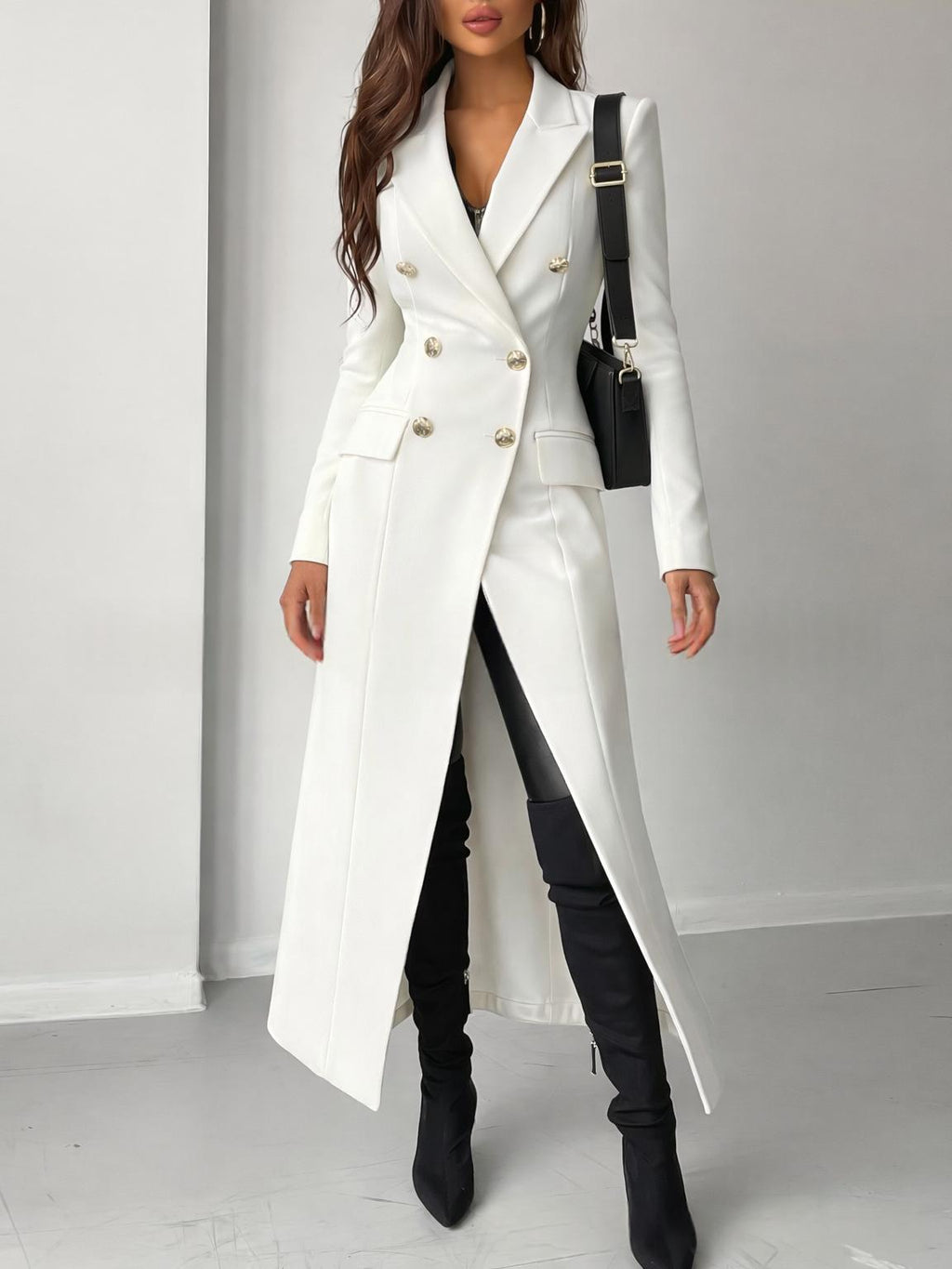 Élégante robe longue blanche de style commuter avec une ceinture sans gaine et exsudante B