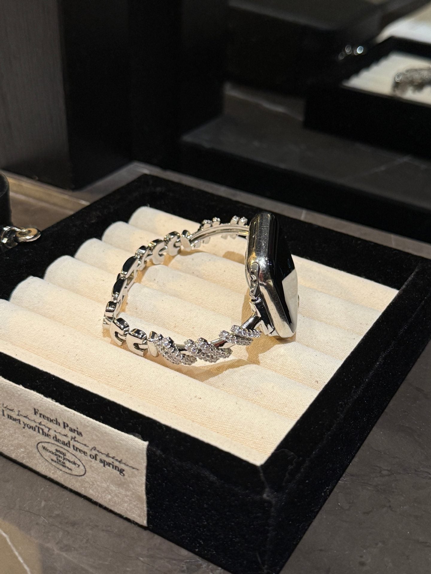 Bracelet rotatif en cuivre serti de diamants