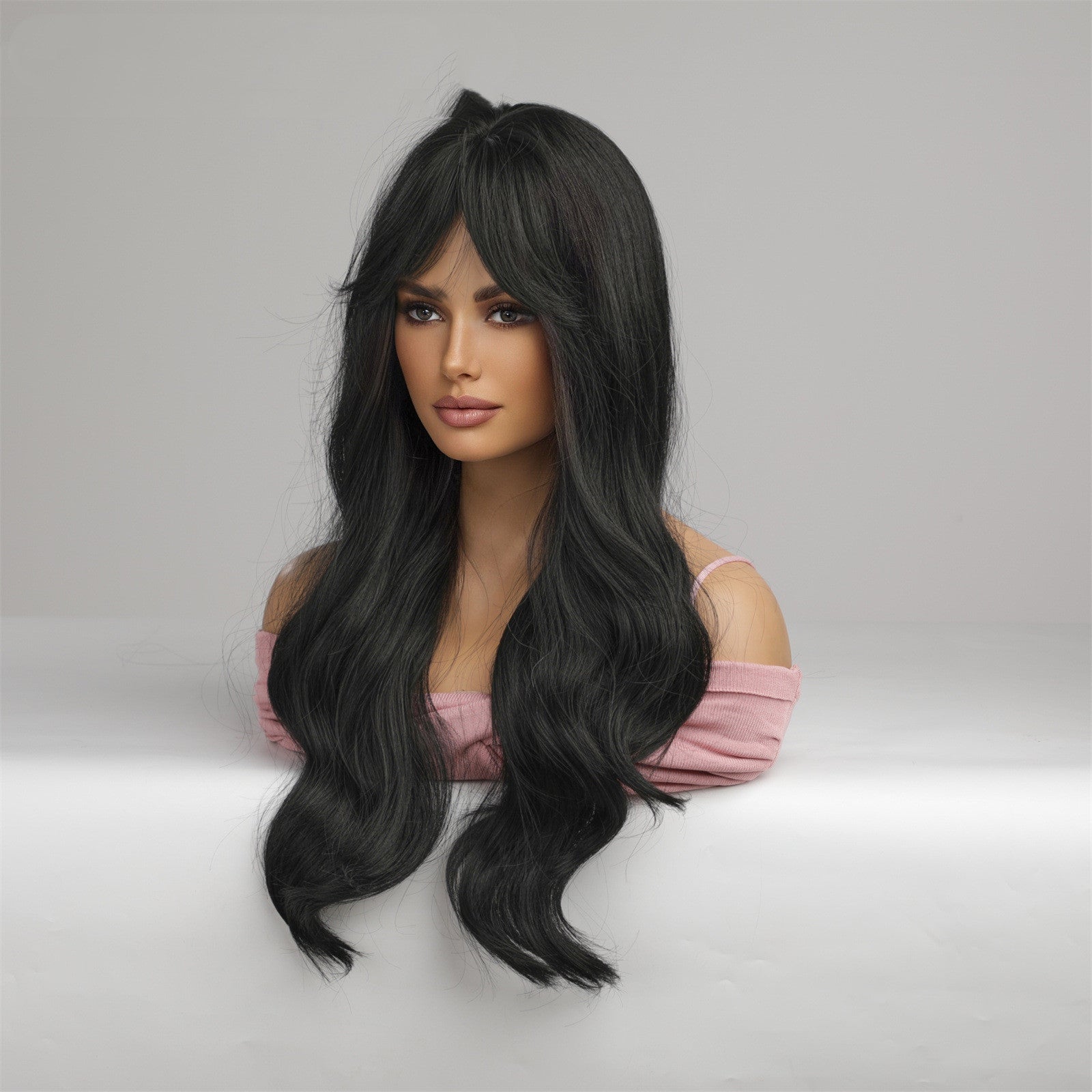 Bangs de huit caractères avec des courbes noires longues