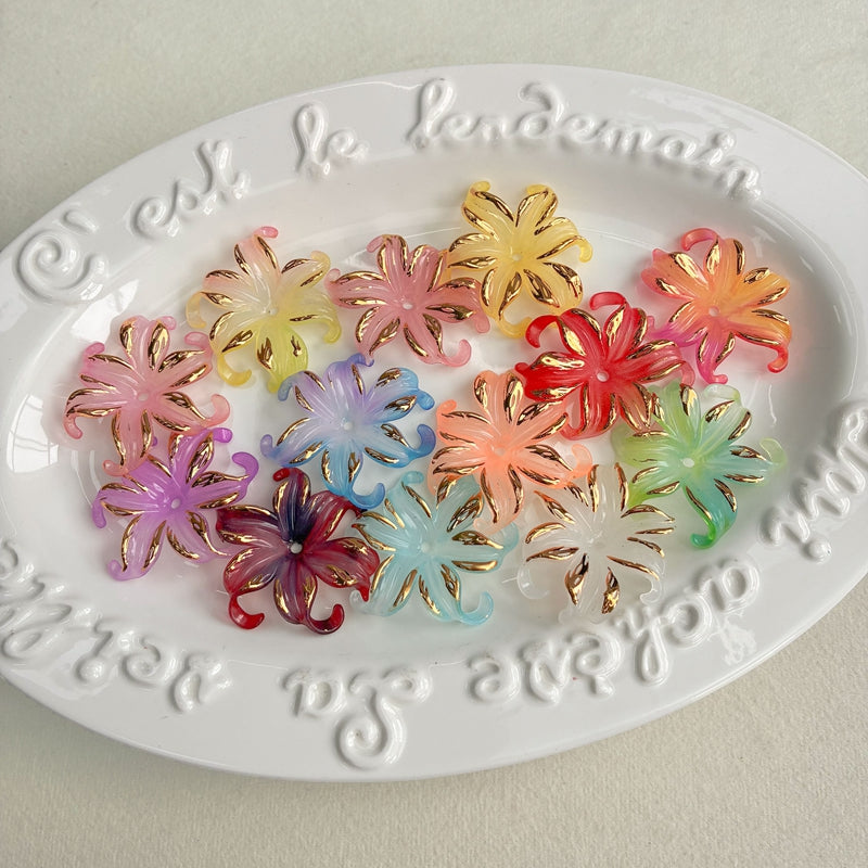 Charms de fleurs d'iris acrylique dorés à deux tons