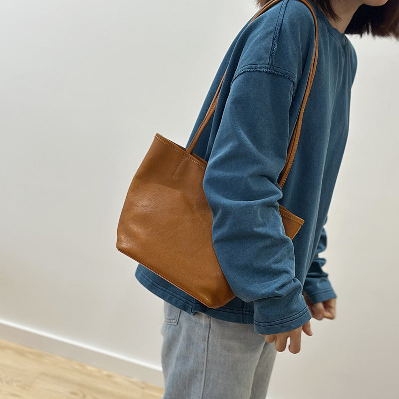 Vieux sac en cuir avec une poche amovible