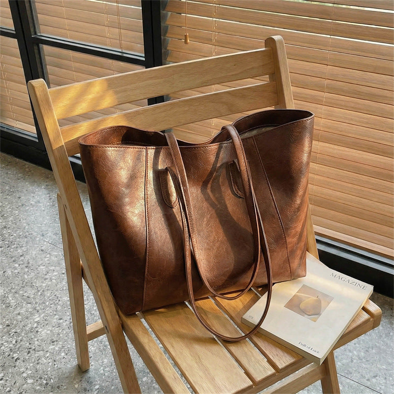 Versatile Commuter Sac à bandoulière cette année Tendance est le tote spacieux