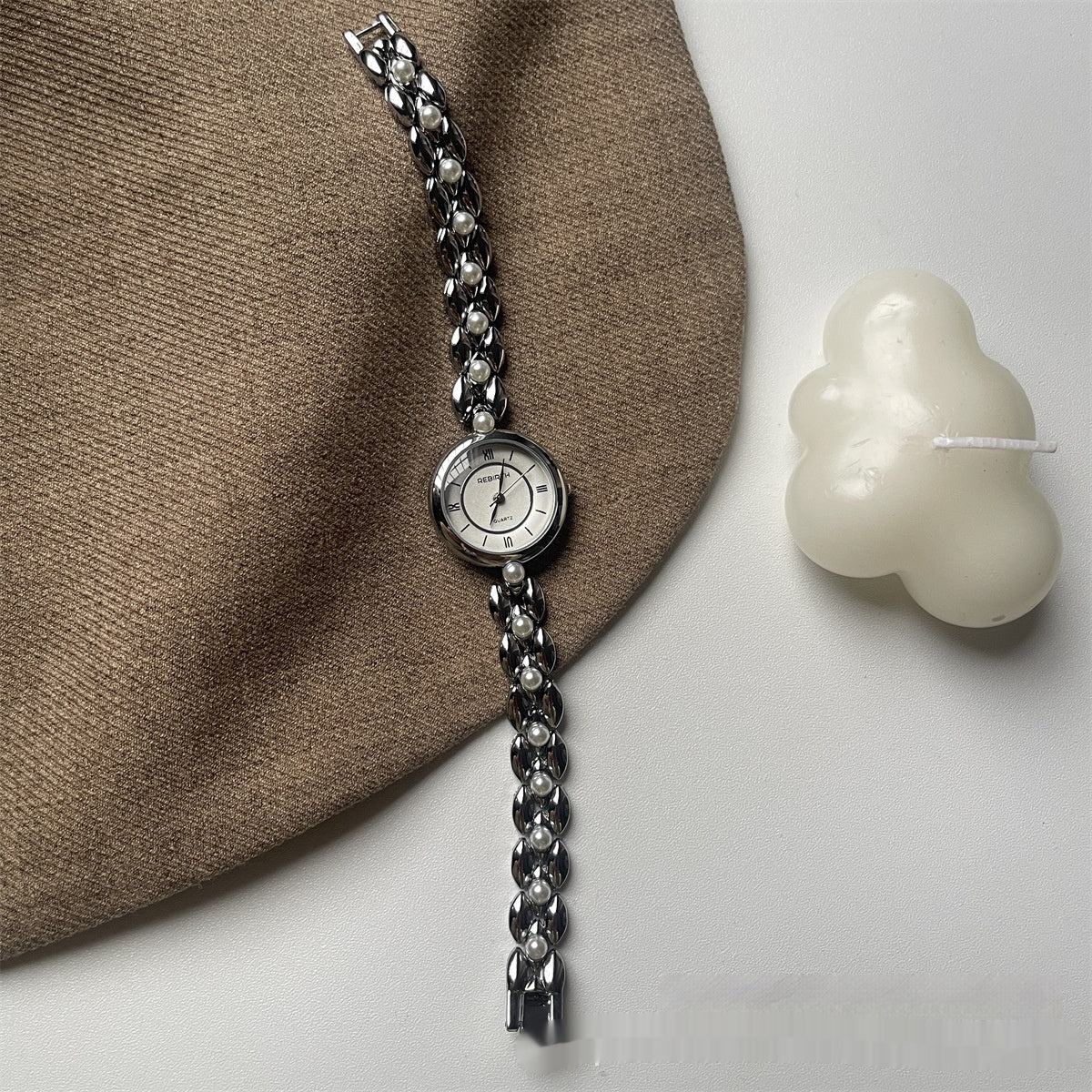 Montre en chaîne de perles romaines pour les femmes