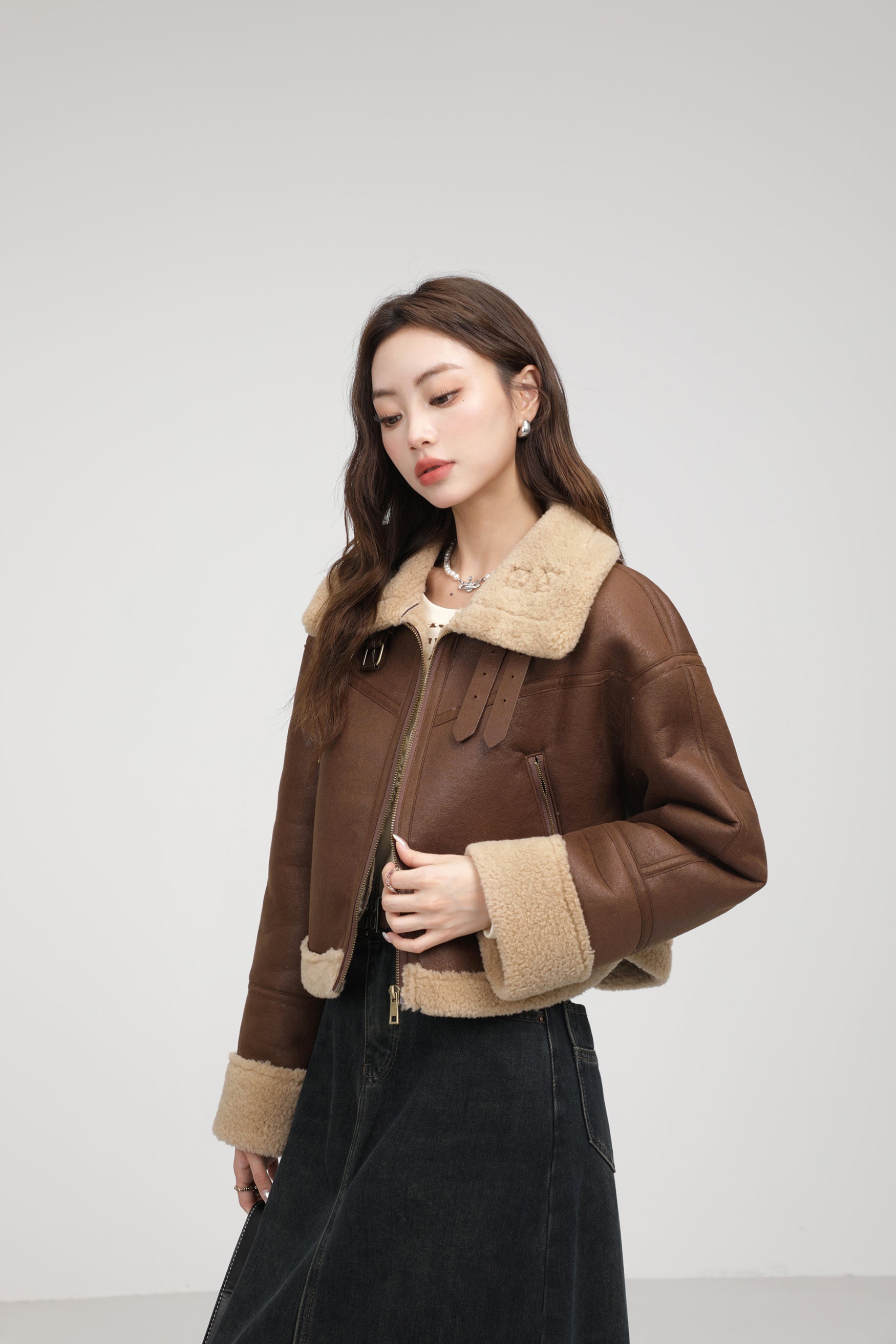Manteau court de four à lamb intégré au collier